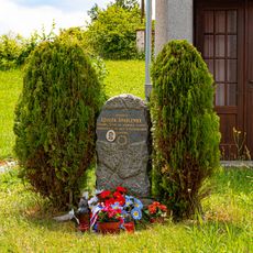 Památník Adolfa Švadlenky v Blížňovicích u kostela svatého Vojtěcha