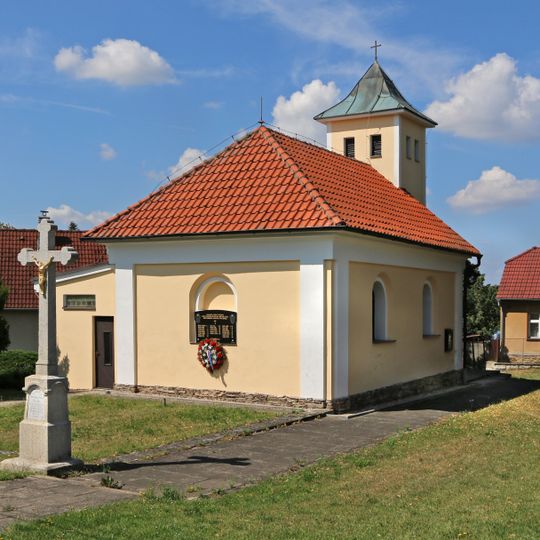 Kaple ve středu Vracovic