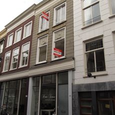 Pand met gepleisterde lijstgevel