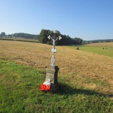 Kříž jižně od Chválova u silnice do Řemenova