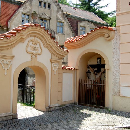 Novomlýnská brána s výklenkovou kaplí