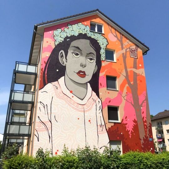 Junge Frau mit Blumen im Haar