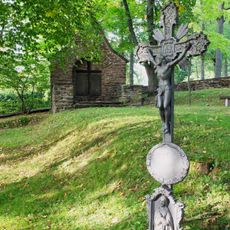 Kirche mit Ausstattung, Einfriedungsmauer des Kirchhofs, sieben Grabmale an der südlichen Kirchenwand und Denkmal für die Gefallenen des Ersten Weltkrieges - Sachgesamtheit Kirchberg 6