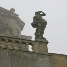 Socha Blahoslavení lačnící a žíznící po spravedlnosti na balustrádě špitálu v Kuksu