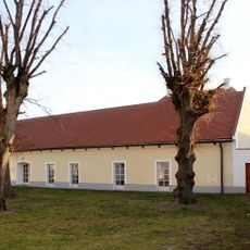 Ehem. Pfarrhof mit Wirtschaftsgebäuden, Pfarrheim