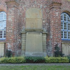 Denkmal für 1. und 2. Weltkrieg. Steintafeln an der Kirchenwand
