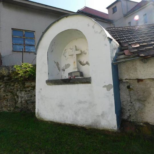 Výklenková kaple v ohradní zdi kostela v Trhovém Štěpánově