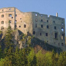 Hrad Likava, bašta so studňou