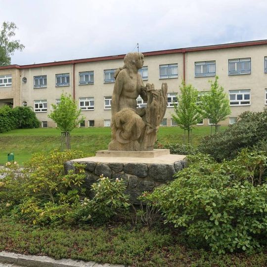 Socha Žena s klasy v areálu nemocnice v Novém Městě na Moravě