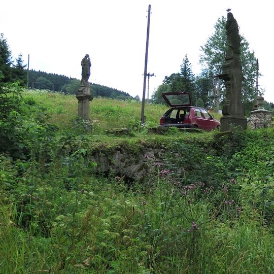 Kamenný most se sochami ve Zdobnici u kostela