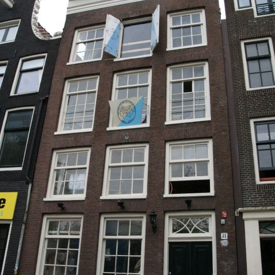 Pand met gevel onder rechte lijst met deur en bovenlicht uit dezelfde tijd