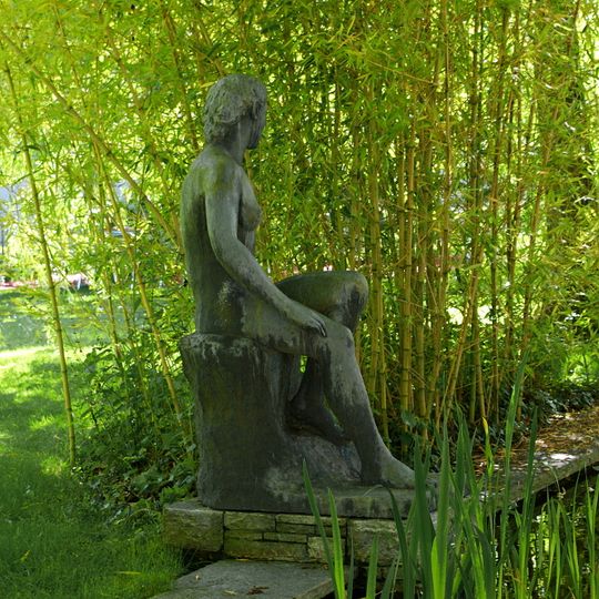 Frauenfigur am Wasser