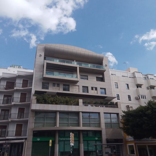 Edificio de viviendas y locales comerciales