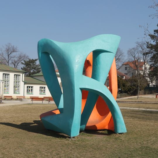 Barevná plastika v zámeckém parku Dolní Počernice