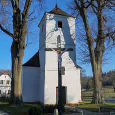 Dřevěný kříž před kaplí v Karlově u Paseky