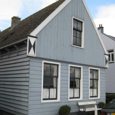 Houten huis met houtskelet. Uitwendig aspect, met puntvormig voorschot, in hoofdzaak 19e-eeuws