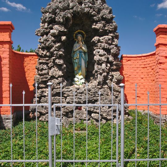 Socha Panny Marie v Ratajích naproti rybníčku