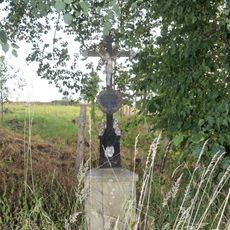 Kříž u cesty v lese u Červené Lhoty