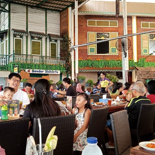 Komplek Jajanan Seafood & Ikan Bakar PLTU Ancol
