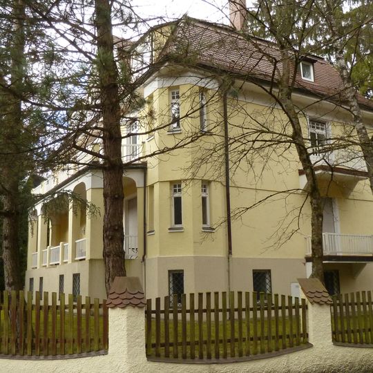 Karl-Singer-Straße 2