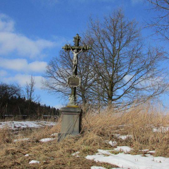 Kříž západně od Lesné u silnice do Velké Chyšky