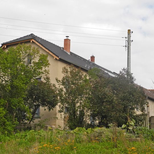 Wohnstallhaus und zwei Seitengebäude sowie Einfriedungsmauer mit zwei Torpfeilern eines Dreiseithofes Talstraße 28