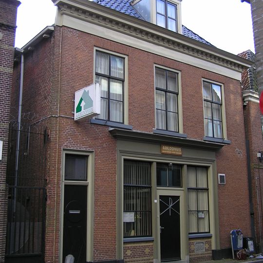 Pand onder zadeldak en voorschild