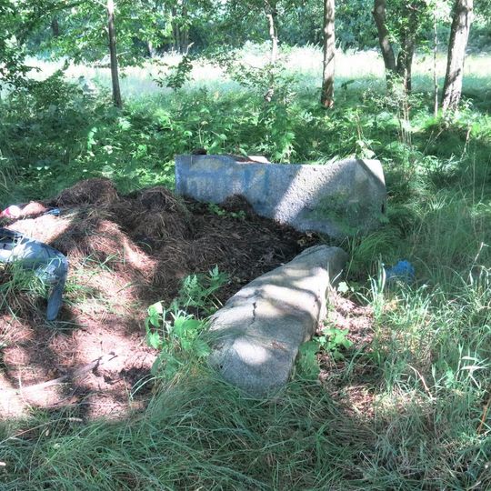 Kříž u polní cesty východně od Dolních Mikulášovic