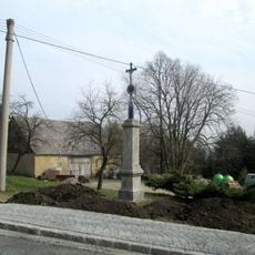 Kříž na křižovatce v Myslívu