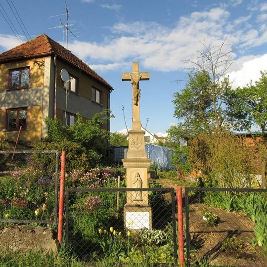 Kříž v Nemili u hlavní silnice