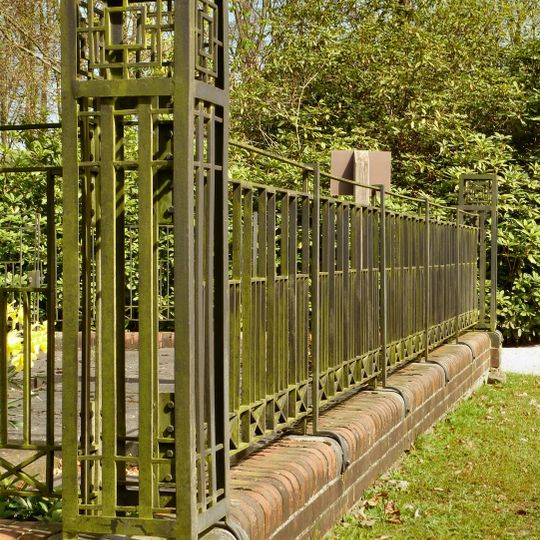 Hekwerk rond het familiegraf van de familie Gewin