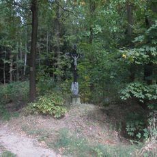 Kříž západně od Dubného u okraje lesa