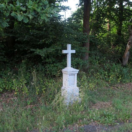 Kříž u křižovatky jižně od Defurových Lažan