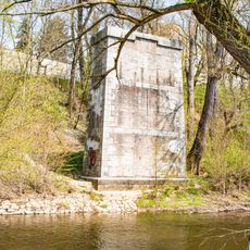 Mostní pilíř bývalé úzkokolejné dráhy Špitálka v parku Na Vinici v Pardubicích