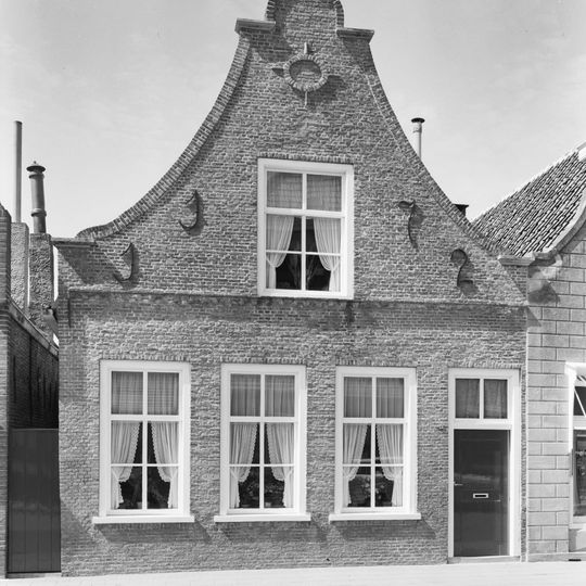 Pand met eenvoudige klokgevel