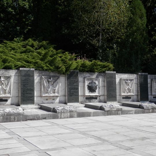 Dukla-pamätník sov. armády, stena s tabuľami