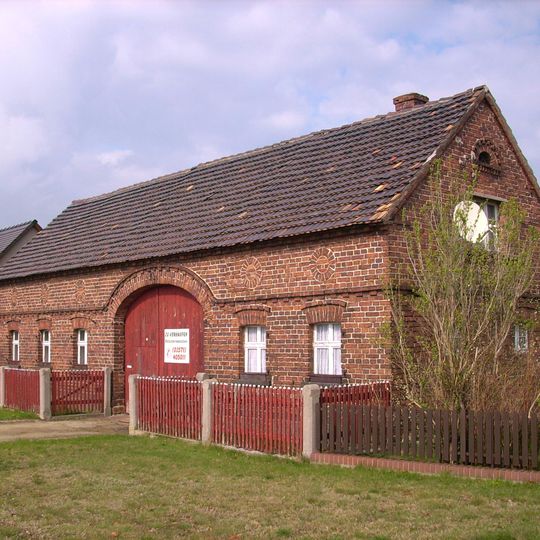 Wohnhaus und zwei Seitengebäude eines Bauernhofes Dorfaue 40