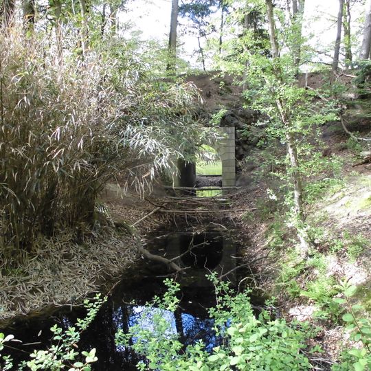 Heidestein: 3 tunnels onder een aarden wal