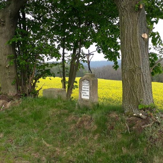 Kříž u Kočína u polní cesty