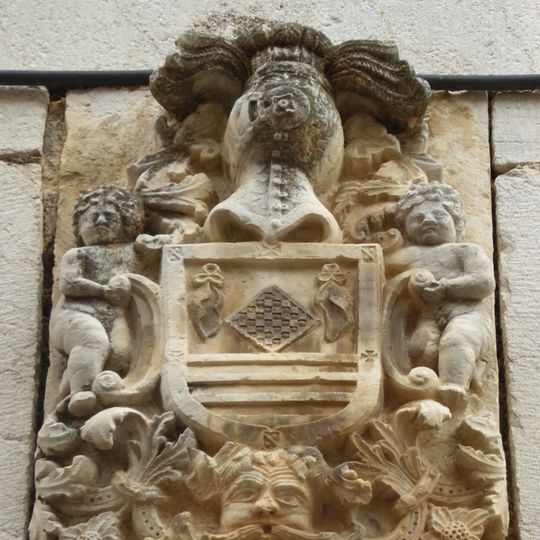 Escudo de los Jovani en la Jana