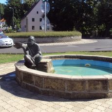 Kašna se sochou rybáře na Tyršově náměstí v Novém Boru