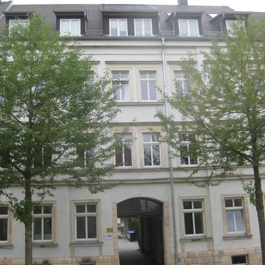 Mietshaus in geschlossener Bebauung Lerchenstraße 13