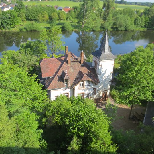 Villa, Villengarten und Einfriedung, in Einfriedung Schlusssteine der ehemaligen Lohmühle sowie zwei ehemalige Mühlsteine Sörnziger Weg 2