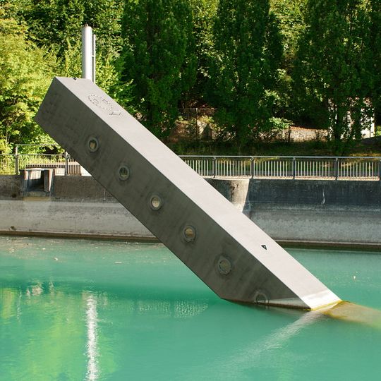 Schwimmende Balkenplastik