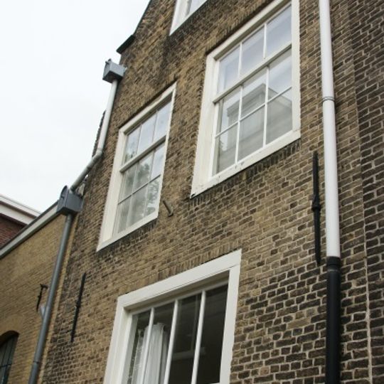 Pand met puntgevel met schuiframen