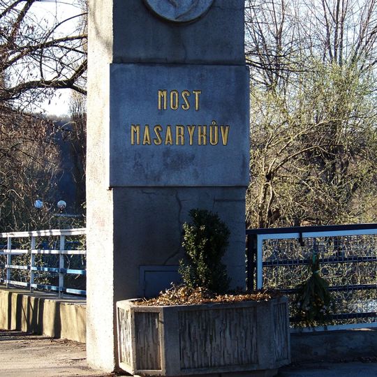 Pomník Masarykova mostu v Mostní ulici v Kralupech nad Vltavou