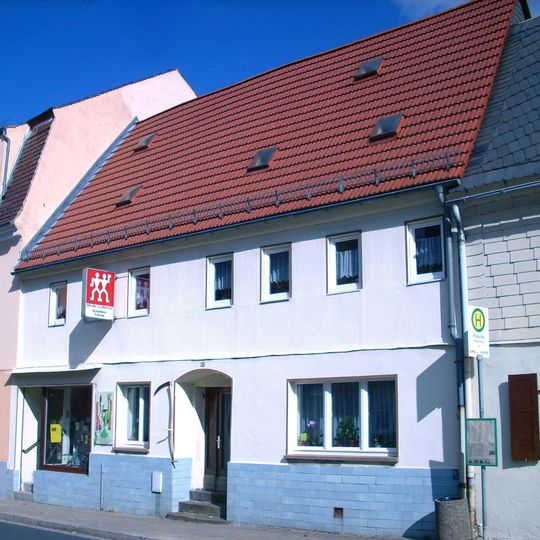 Wohnhaus in geschlossener Bebauung, mit Laden Großröhrsdorfer Straße 31