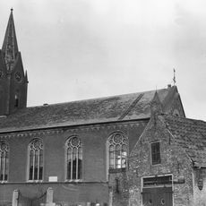 Preekstoel en tweeklaviers orgel in de Nederlands Hervormde Kerk