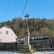 Kříž v Jeřmani u autobusové zastávky
