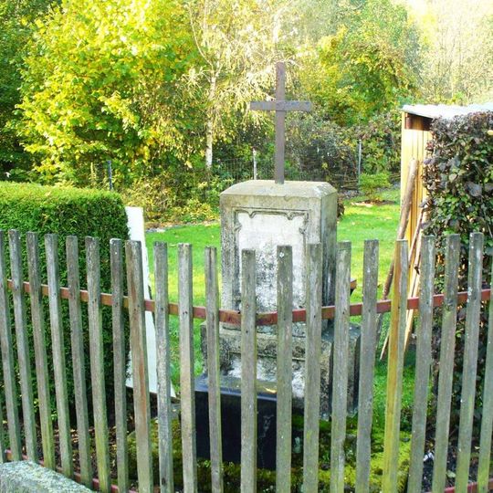 Kříž v zahradě domu 5 v Kerharticích